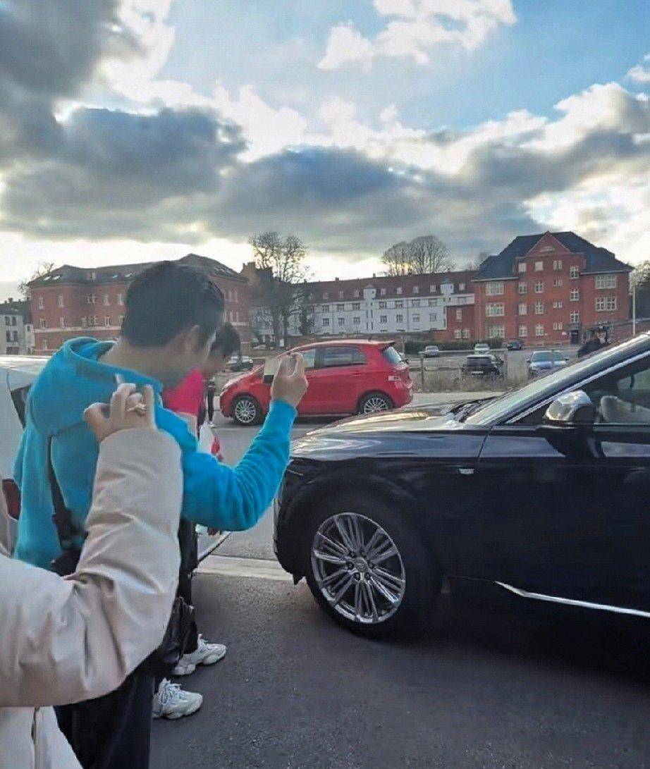 樊振东德甲赛后被星姐围观移车,徐老师指挥东东倒车笑翻全场,球迷默契送别显真情